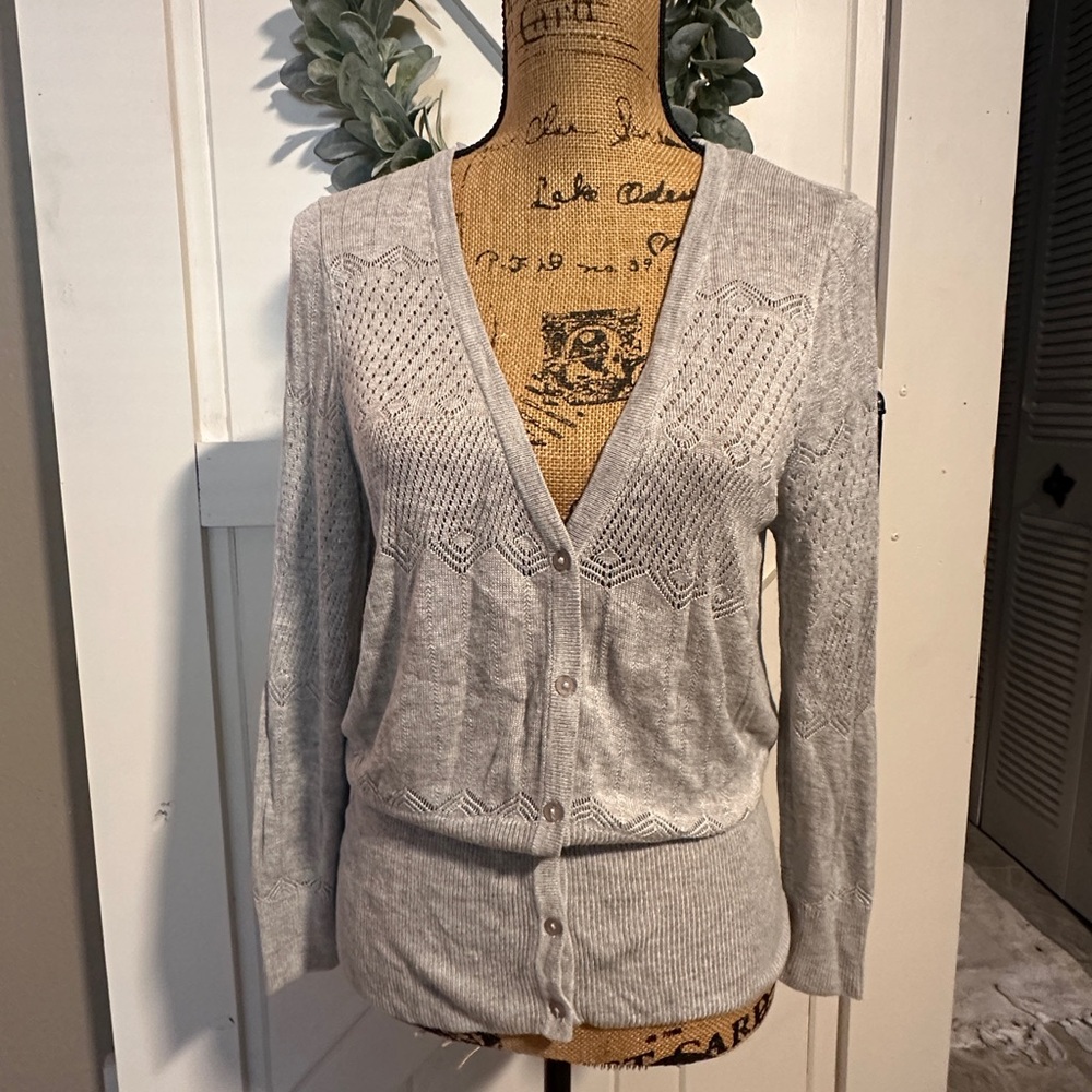 Cardigan sweater. Women’s sz M. Gray.